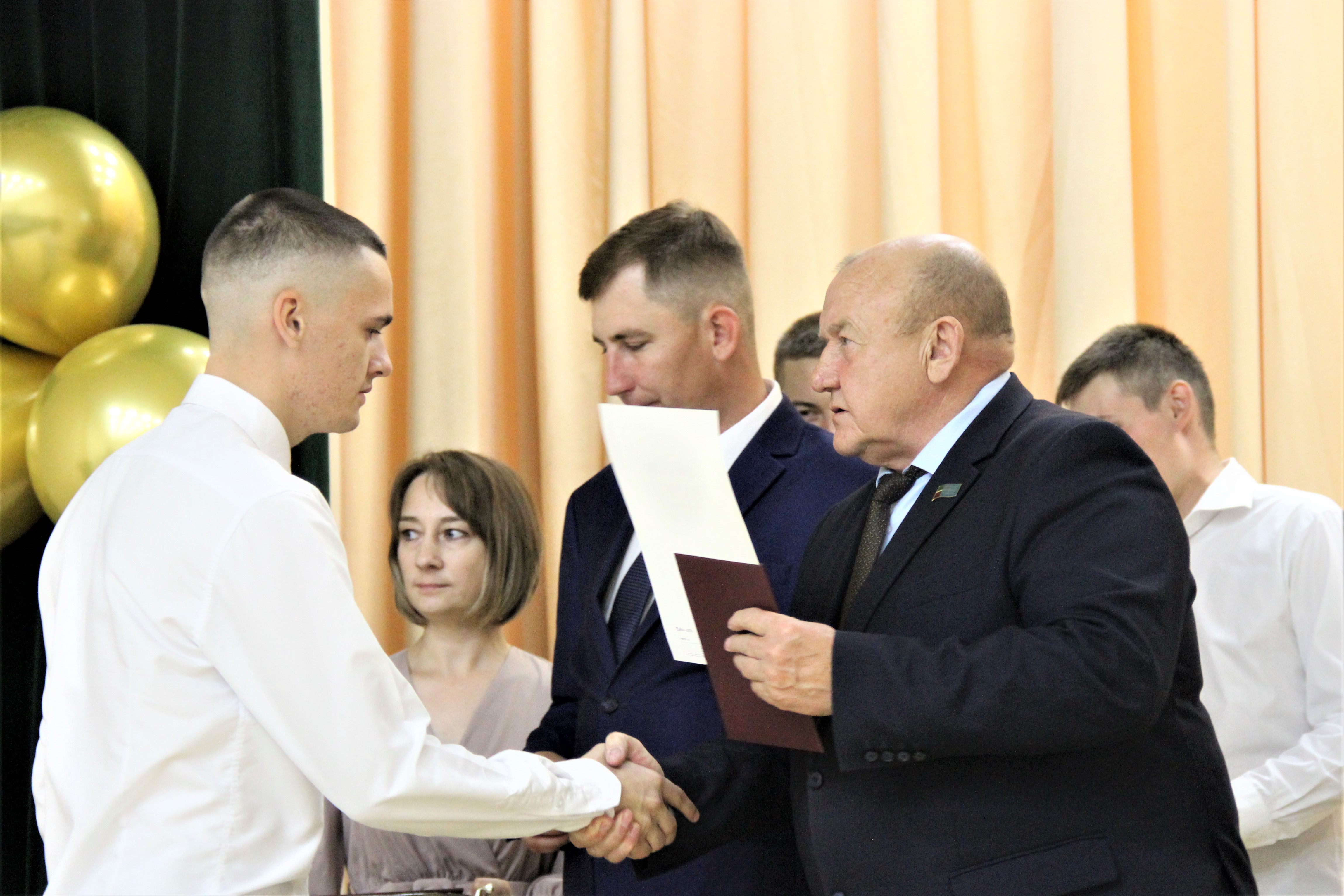 Евгений Курков вручает дипломы выпускникам Тетюшского сельхозтехникума