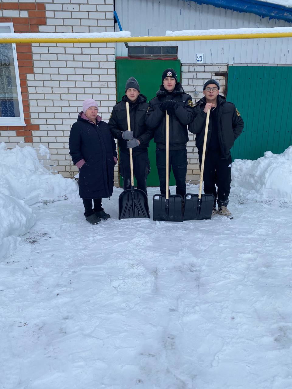 Активисты Форпоста расчистили территорию от дома тетюшанки к дороге |  07.12.2023 | Тетюши - БезФормата