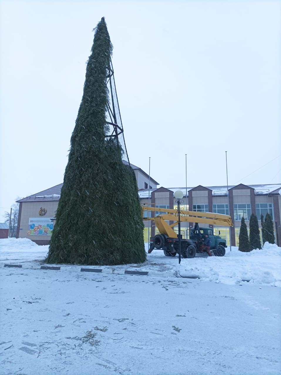 В Тетюшах ведется монтаж главной городской елки | 29.11.2023 | Тетюши -  БезФормата