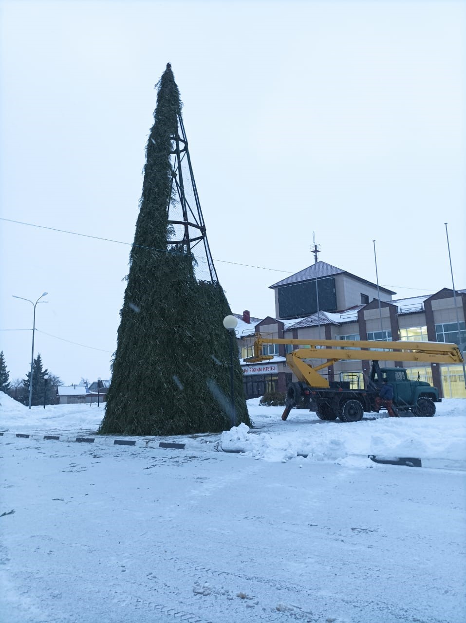 В Тетюшах ведется монтаж главной городской елки | 29.11.2023 | Тетюши -  БезФормата