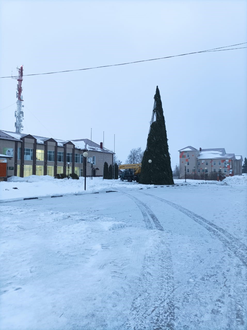 В Тетюшах ведется монтаж главной городской елки | 29.11.2023 | Тетюши -  БезФормата