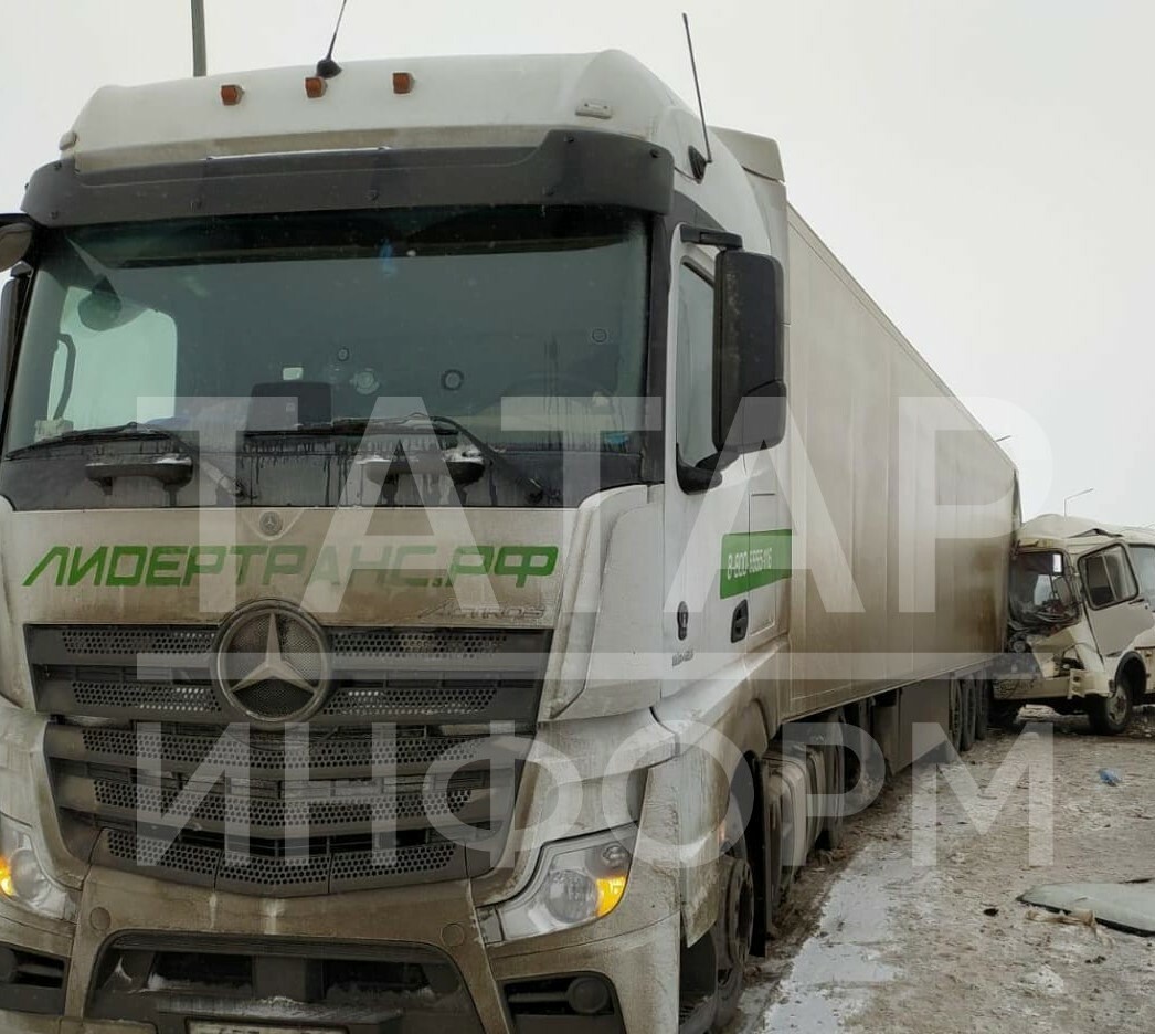 На трассе Казань-Ульяновск автобус врезался в стоящую фуру | 30.01.2024 |  Тетюши - БезФормата