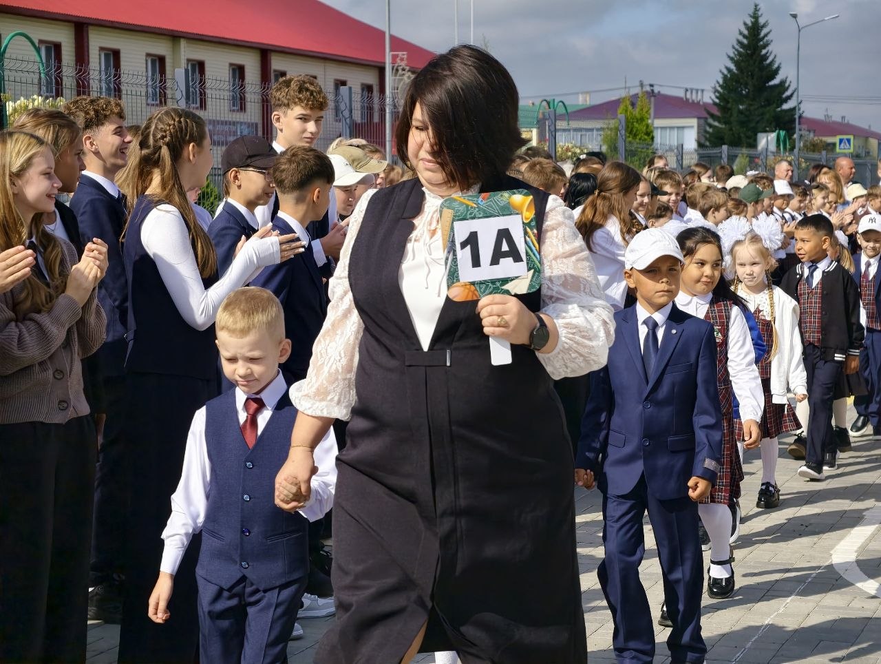 День знаний в Тетюшской СОШ2. Фото: Эндже Газизовой
