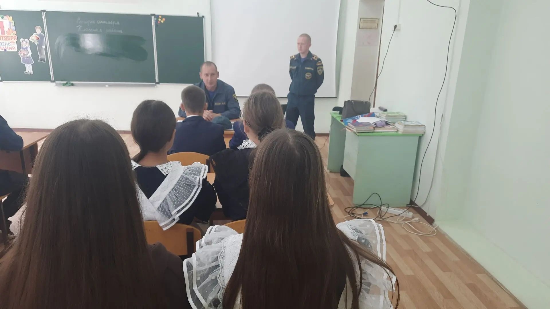 Урок безопасности в Тоншерминской школе с сотрудниками МЧС. Фото: соцсети