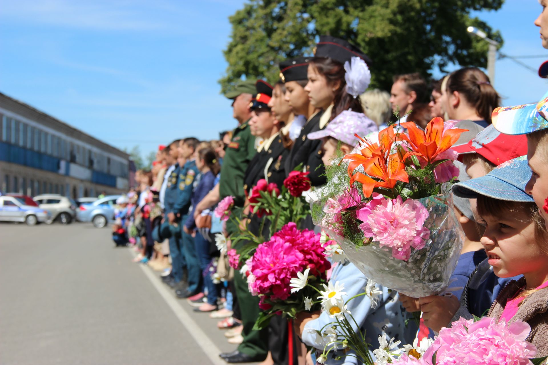 Жители города Тетюши возложили цветы к памятнику воинам-тетюшанам, павшим за Родину в 1941-1945 годах