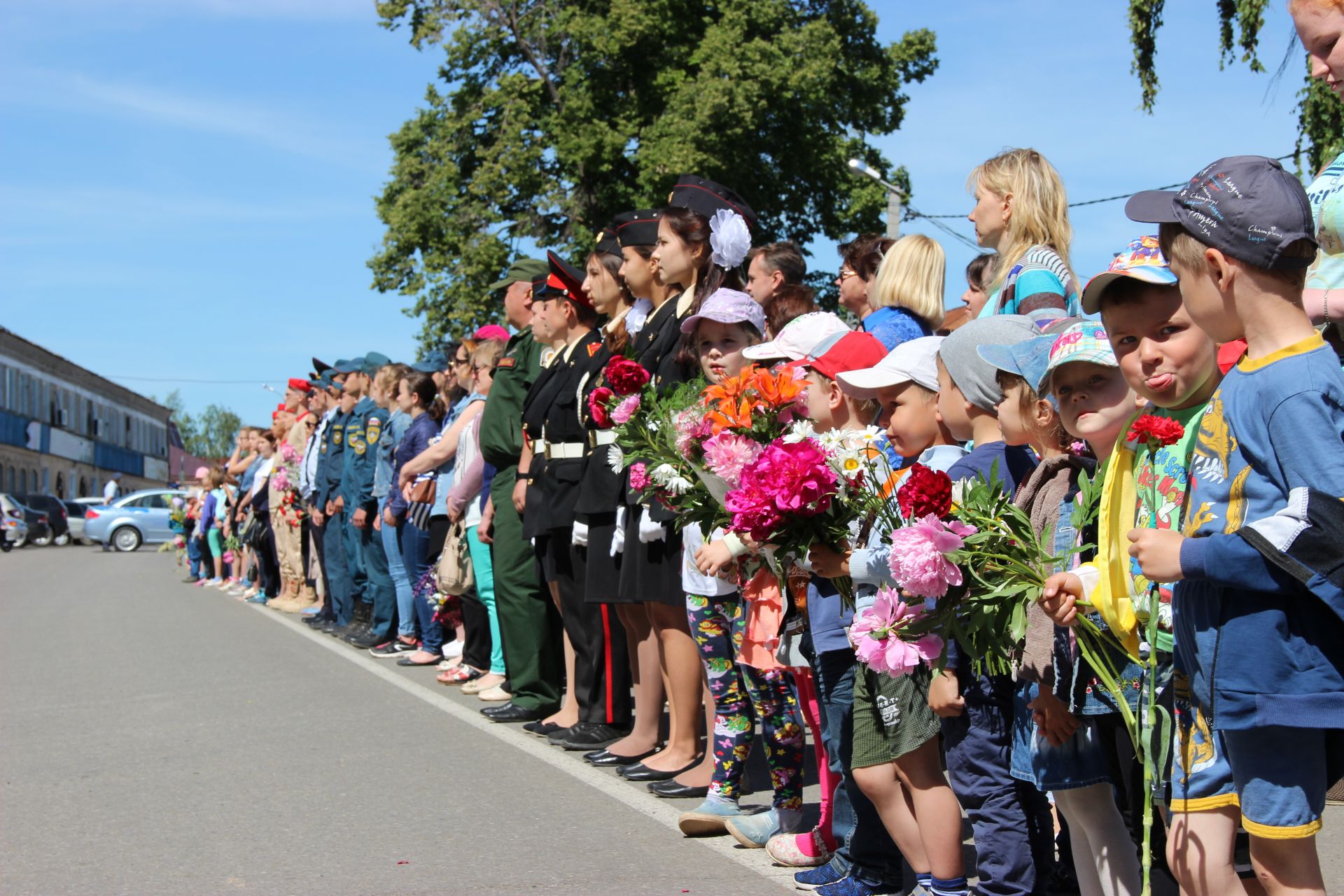 Жители города Тетюши возложили цветы к памятнику воинам-тетюшанам, павшим за Родину в 1941-1945 годах