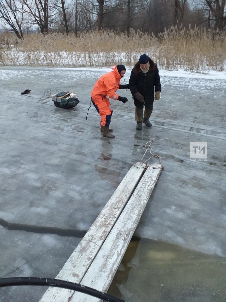 В Татарстане спасли провалившихся под лед рыбаков