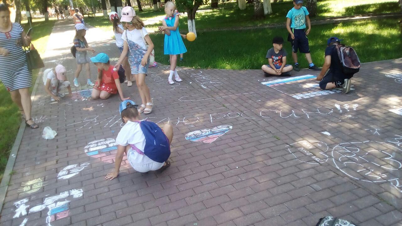 Тетюши. Центральный парк. Дети рисуют страну