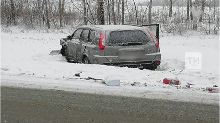 Один человек погиб и трое пострадали в ДТП с тремя авто на трассе в Татарстане