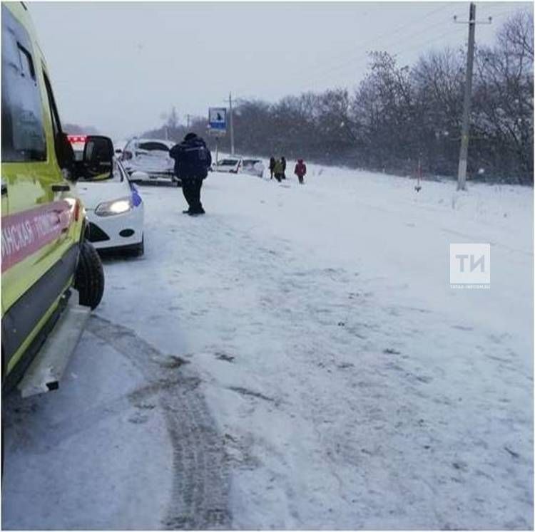Один человек погиб и трое пострадали в ДТП с тремя авто на трассе в Татарстане