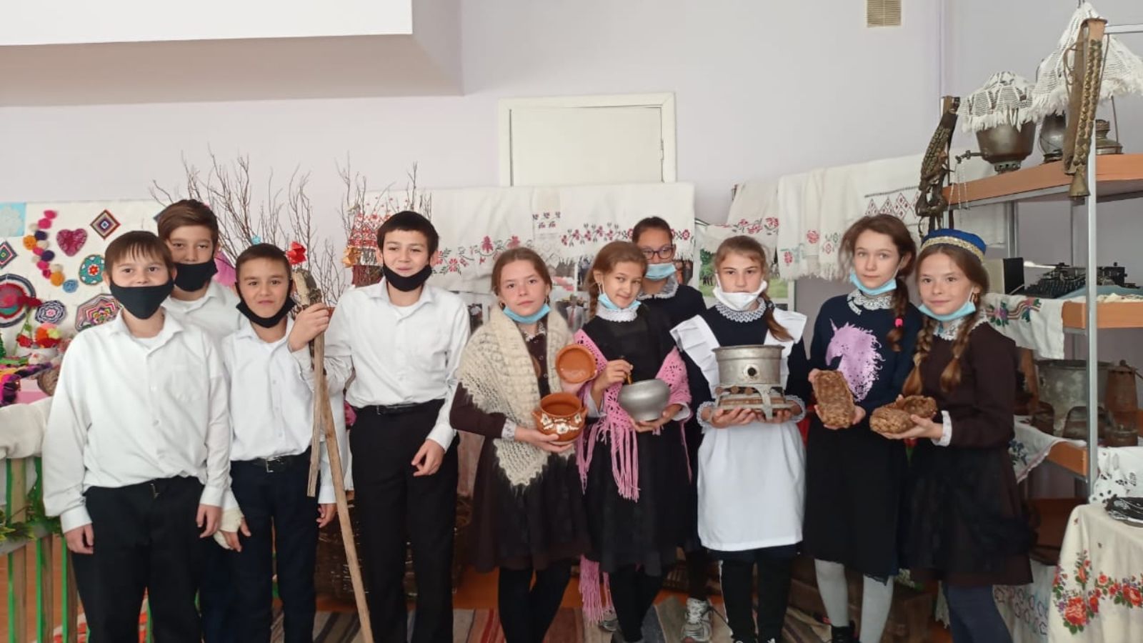 Ученики Большетарханской средней школы посетили музей татарского быта