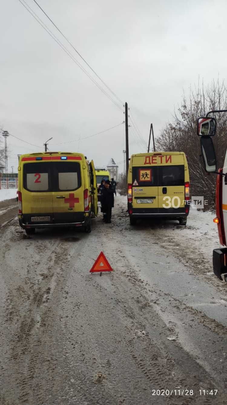 В Татарстане в ДТП со школьным автобусом и автомобилем пострадали четыре человека