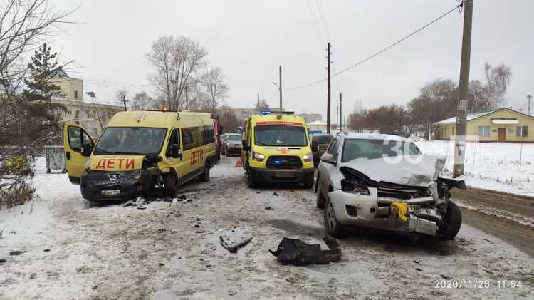 В Татарстане в ДТП со школьным автобусом и автомобилем пострадали четыре человека