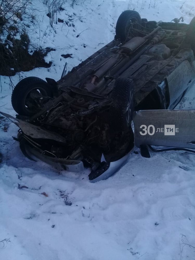 В Татарстане в ДТП пострадал 60-летний водитель,  автомобиль которого вылетел в кювет