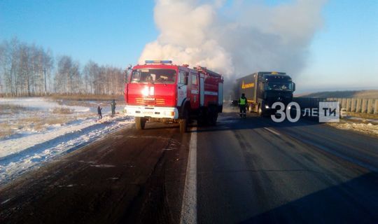 На трассе М7 в Татарстане загорелась фура, перевозившая продукты