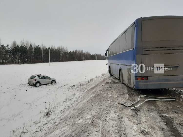 В Татарстане на трассе не смогли разъехаться автобус, фура и четыре легковых автомобиля