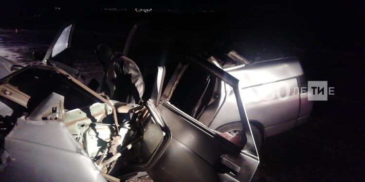 При лобовом столкновении двух легковушек на трассе в Татарстане пострадали шесть человек