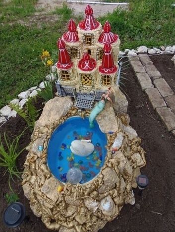 На своем садовом участке Юлия Тимарина из Монастырского отреставрировала "замок"