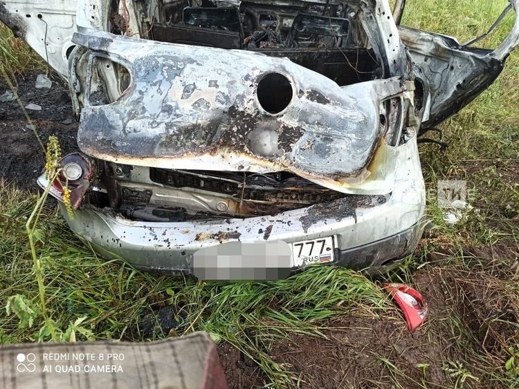 Легковушка с московскими номерами сгорела дотла на трассе в Татарстане