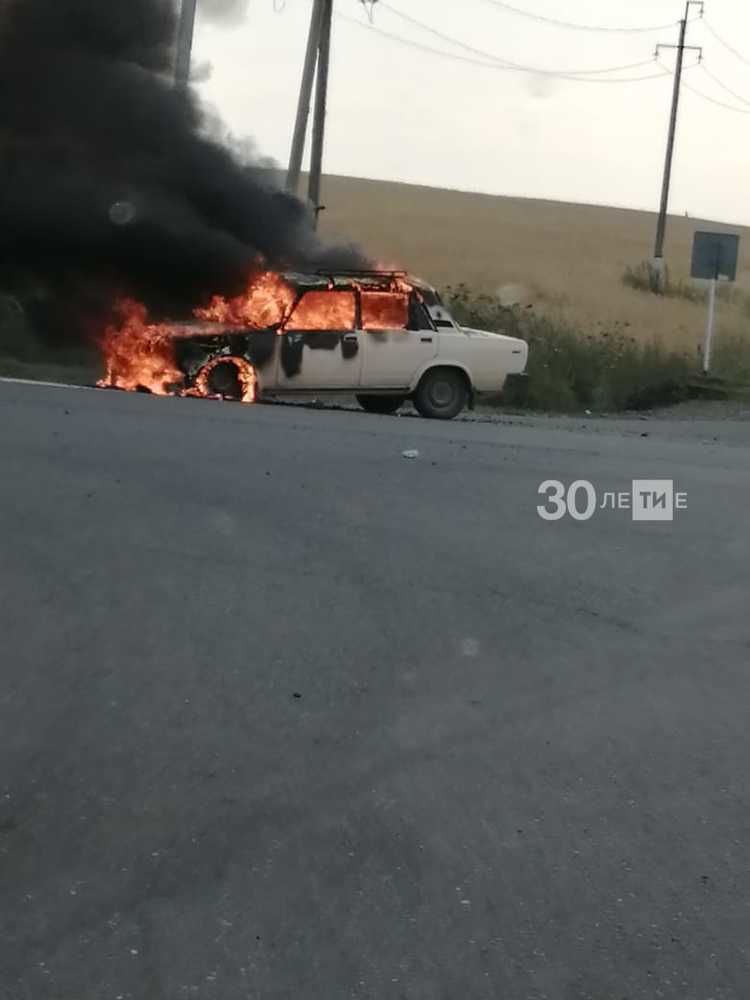 На трассе в Татарстане дотла сгорела легковушка