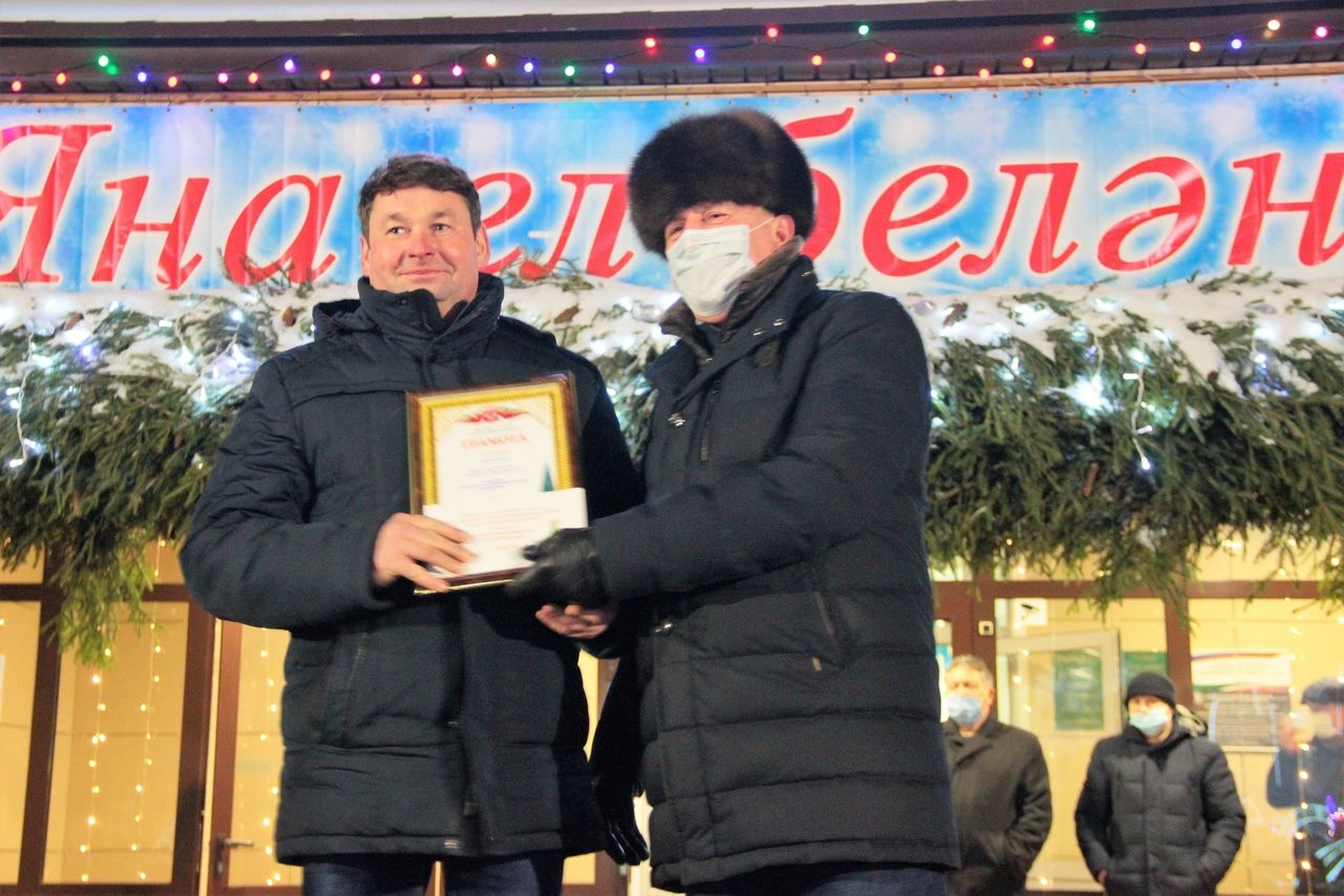В Тетюшах прошло торжественное награждение грамотами и денежными премиями победителей новогодних конкурсов