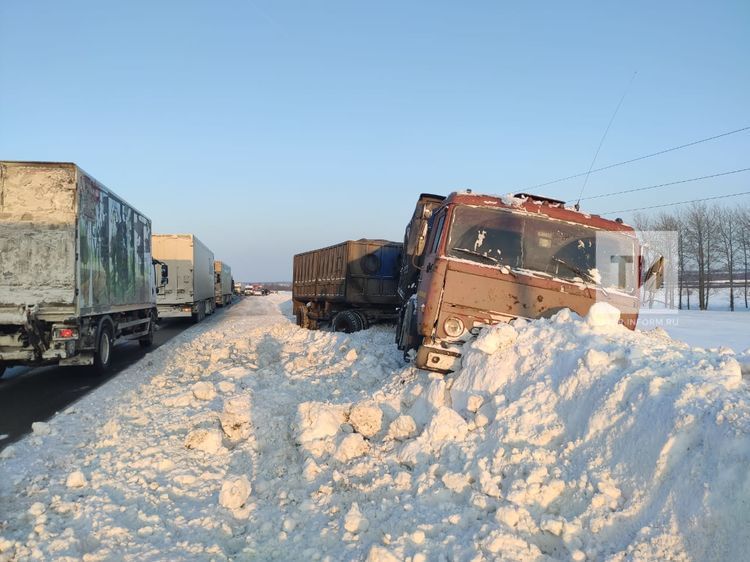Татарстан юлында, ике автомобиль һәм «КАМАЗ» бәрелешкәч, ир белән хатын имгәнгән