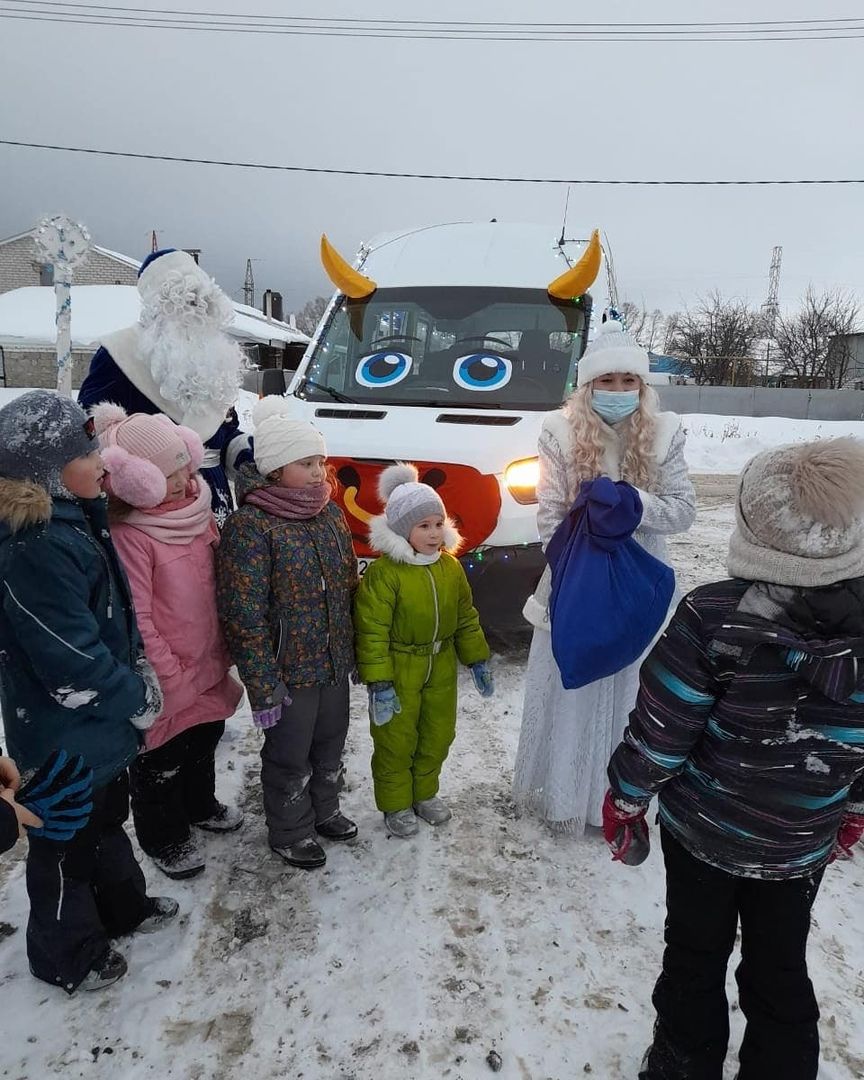 По улицам Тетюш на автобусе проехали Дед Мороз и Снегурочка