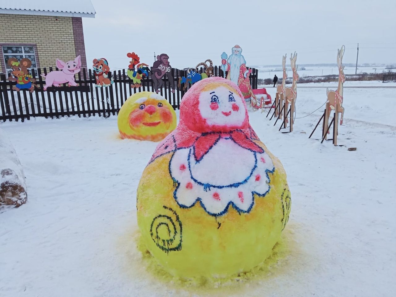 Житель села Жуково изготовил из снега сказочных героев