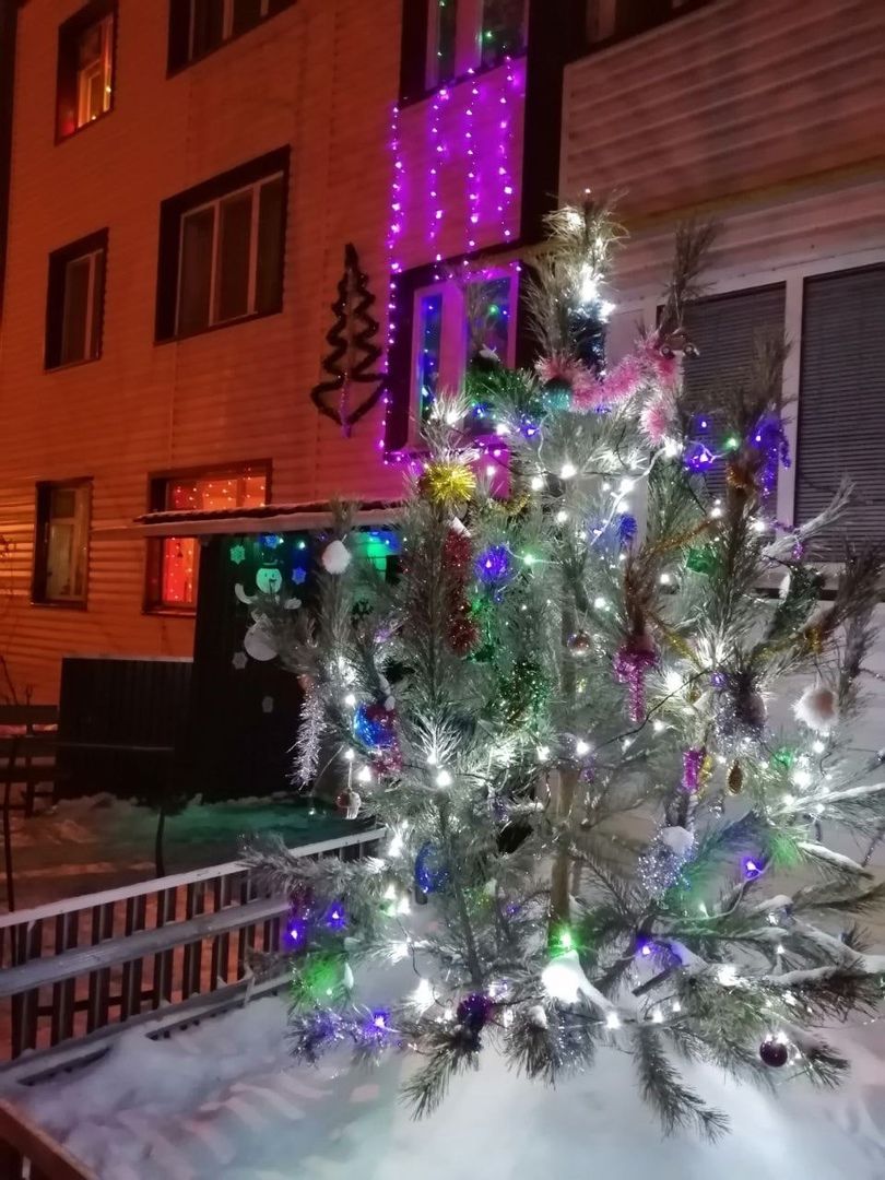 В Тетюшах жильцы одного из домов по улице Школьной создают новогоднее настроение