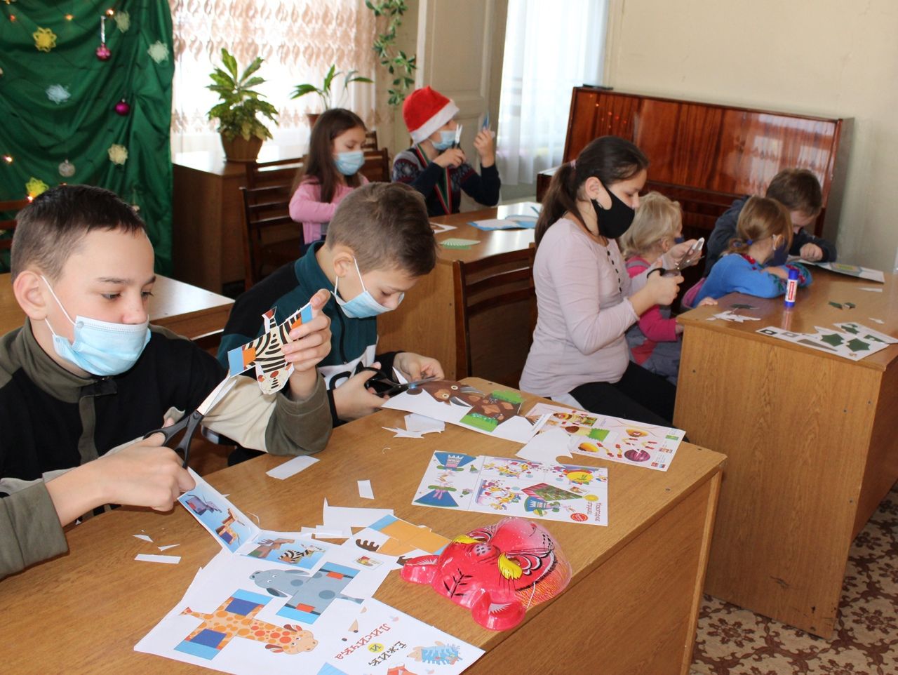 Детская библиотека пригласила юных читателей стать участниками новогодней творческой мастерской
