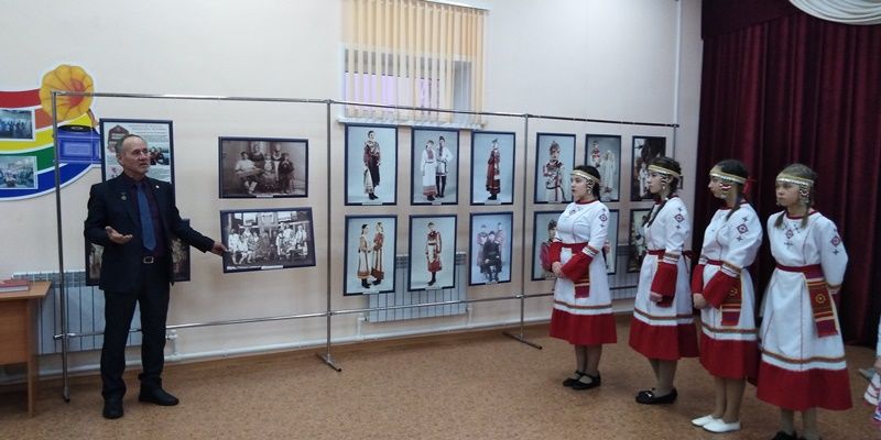 В Большешемякинском ДК открылась фотовыставка "Чувашский костюм: от древности до современности"
