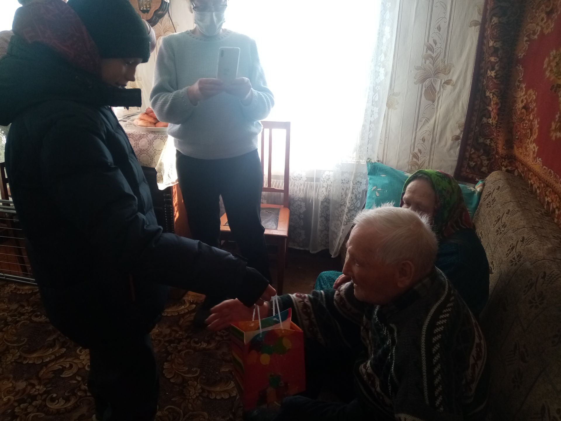 Юнармейцы поздравили жителя села Нармонка с 93-х летием