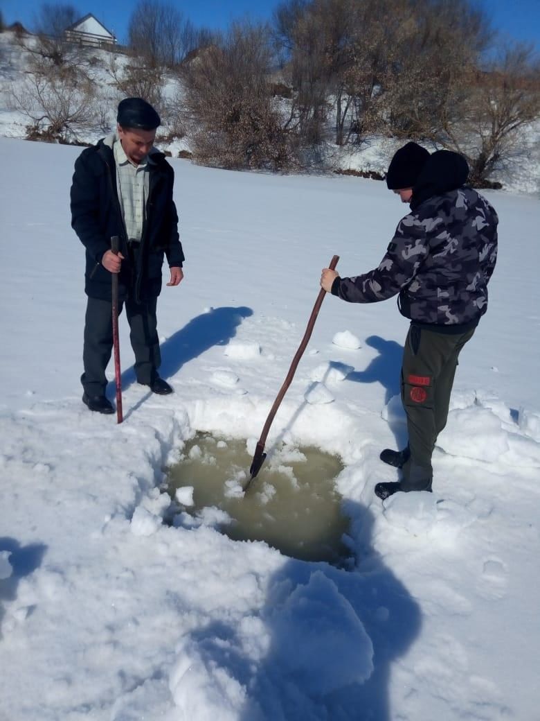 Большетарханцы пробурили лунки на местном озере для доступа воздуха рыбам