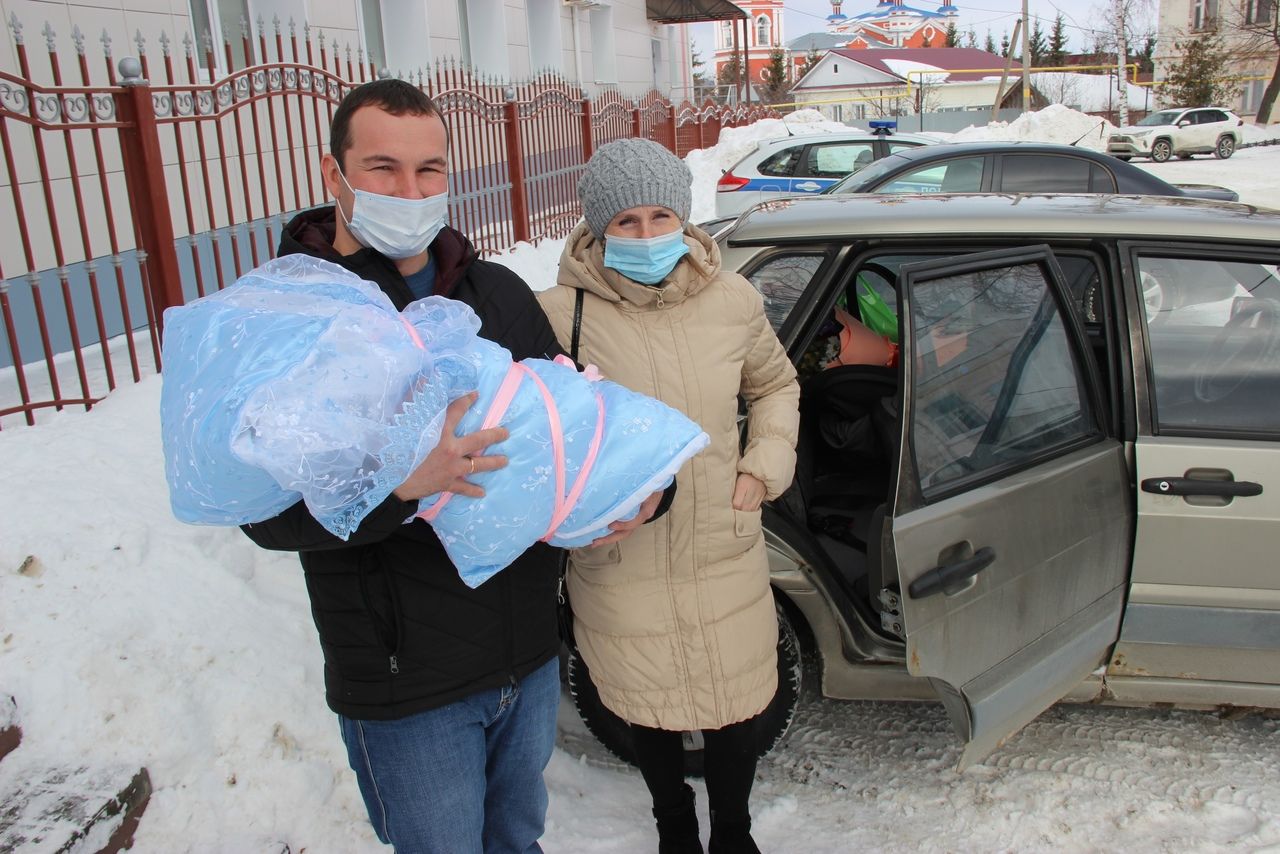 В Тетюшском роддоме многодетной семье подарили автокресло