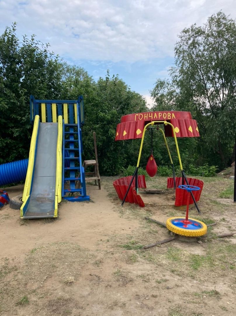 В Тетюшах общими усилиями на улице Гончарова была покрашена детская площадка