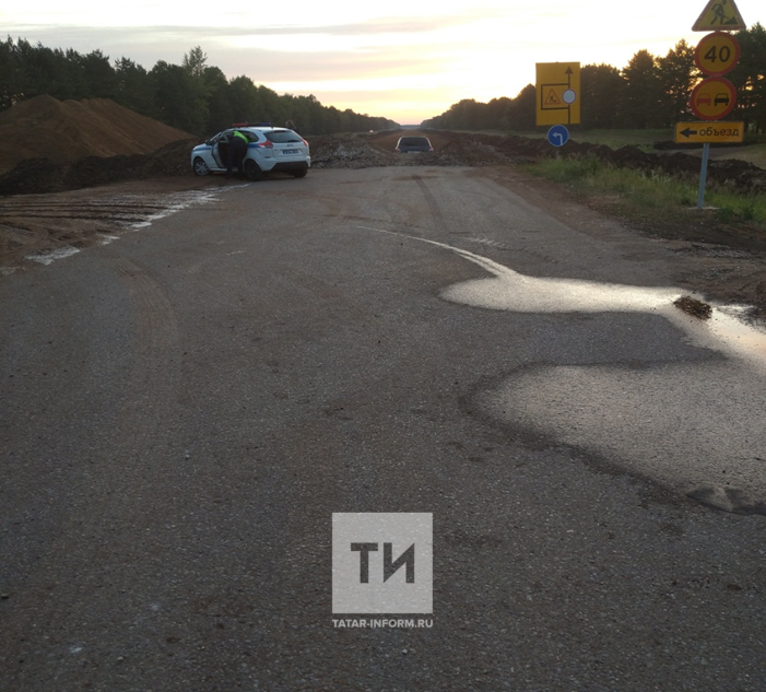 На трассе в Татарстане легковушка влетела в гору щебня, есть пострадавшие
