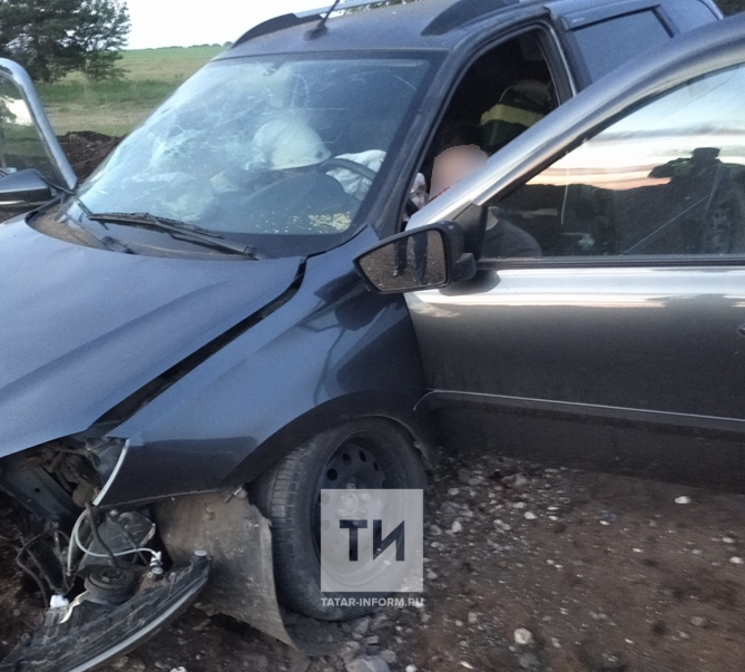 На трассе в Татарстане легковушка влетела в гору щебня, есть пострадавшие