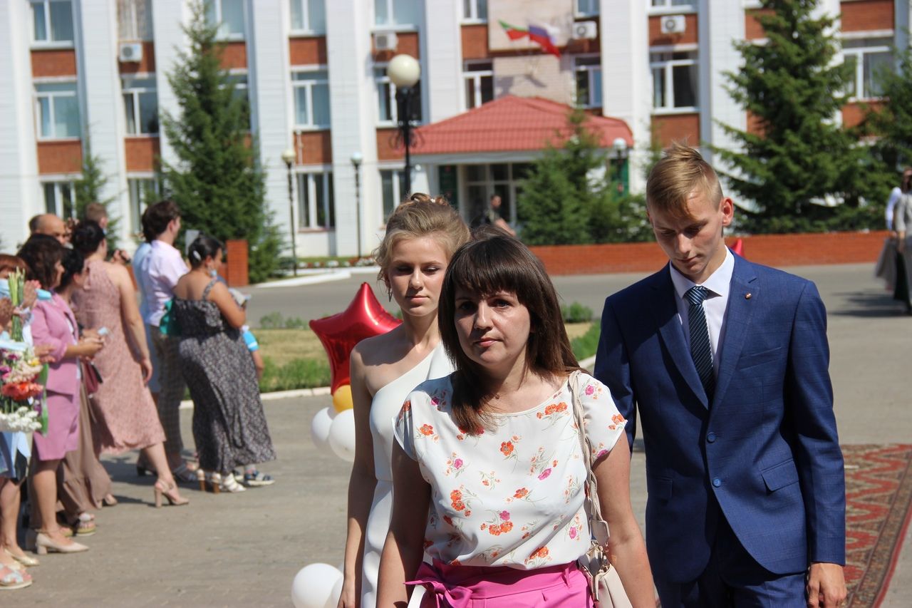 Тетюшские выпускники-2021 простились со школой