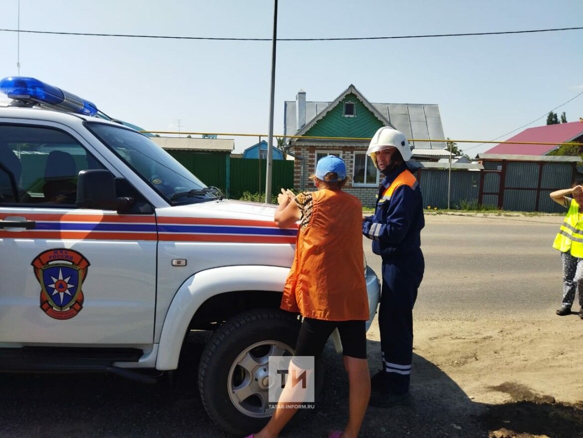 В Татарстане спасатели помогли женщине, застрявшей под забором