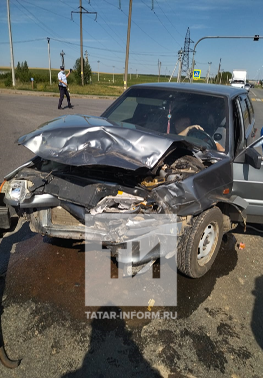 В Татарстане легковушка въехала в машину скорой помощи, есть пострадавший