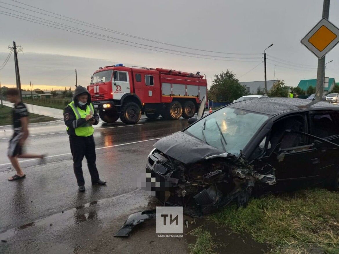 В Татарстане при столкновении такси и легковушки пострадали четыре человека