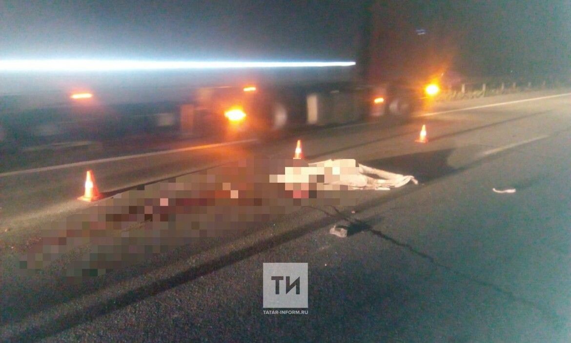 В Татарстане на трассе водитель легковушки попал под молоковоз