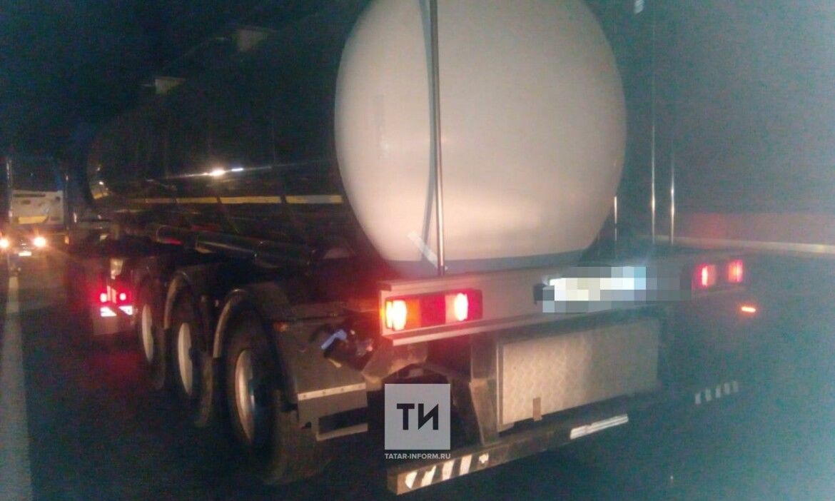 В Татарстане на трассе водитель легковушки попал под молоковоз