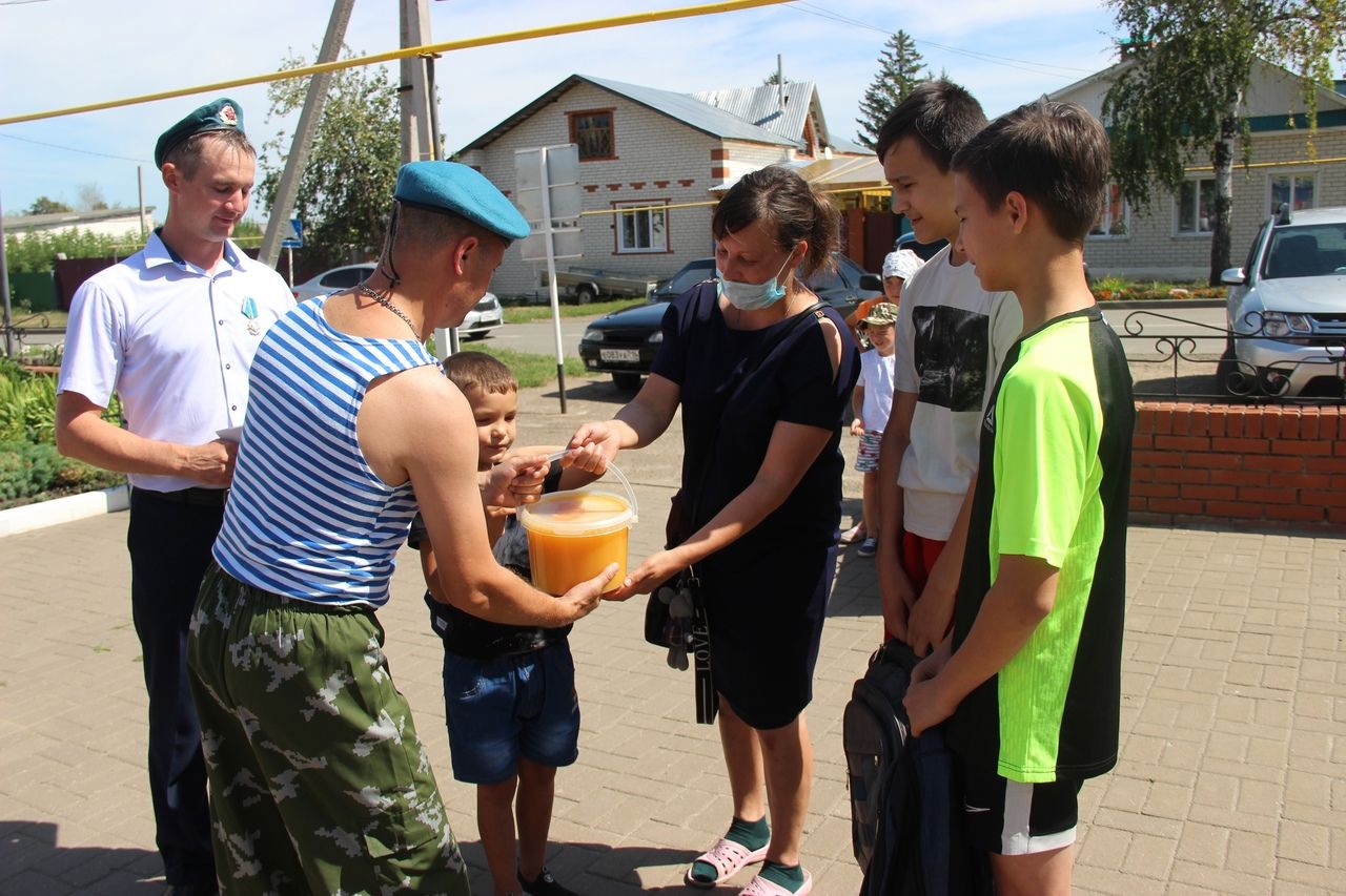 Ежегодно десантники Тетюшского района в День ВДВ делают благие дела.