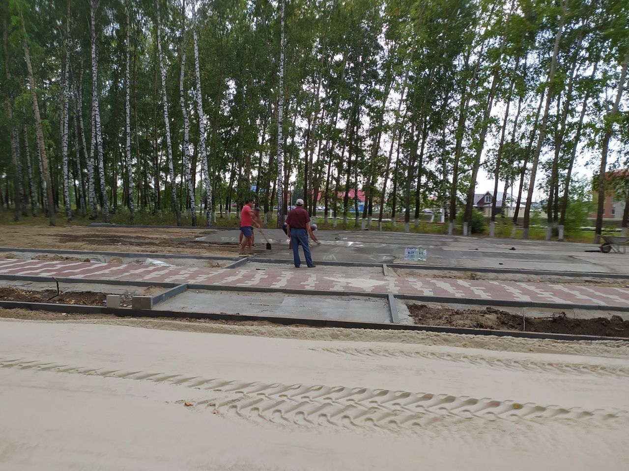 В Тетюшах в Парке Победы завершается бетонирование площадки под тренажерный комплекс