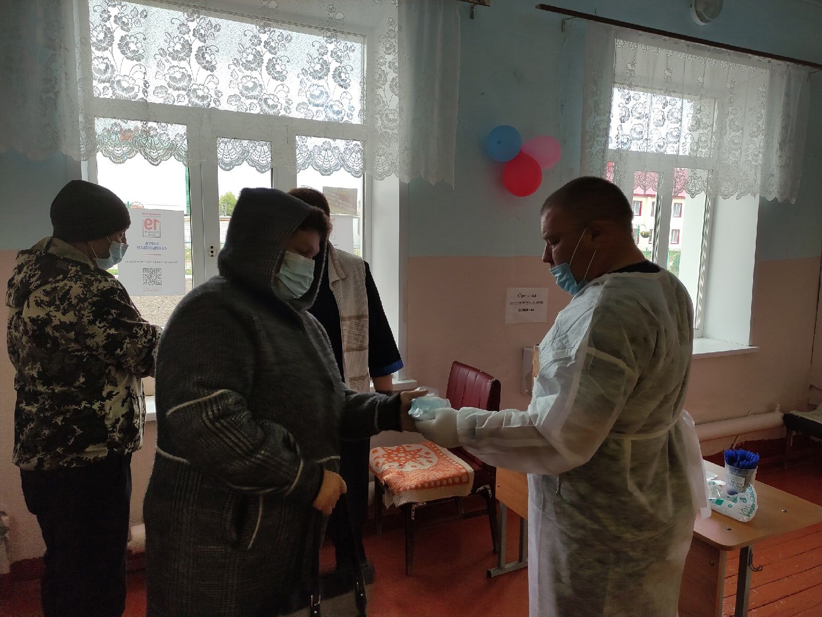 Много желающих проголосовать с утра было на избирательном участке №2586, расположенном в Тетюшской школе №2