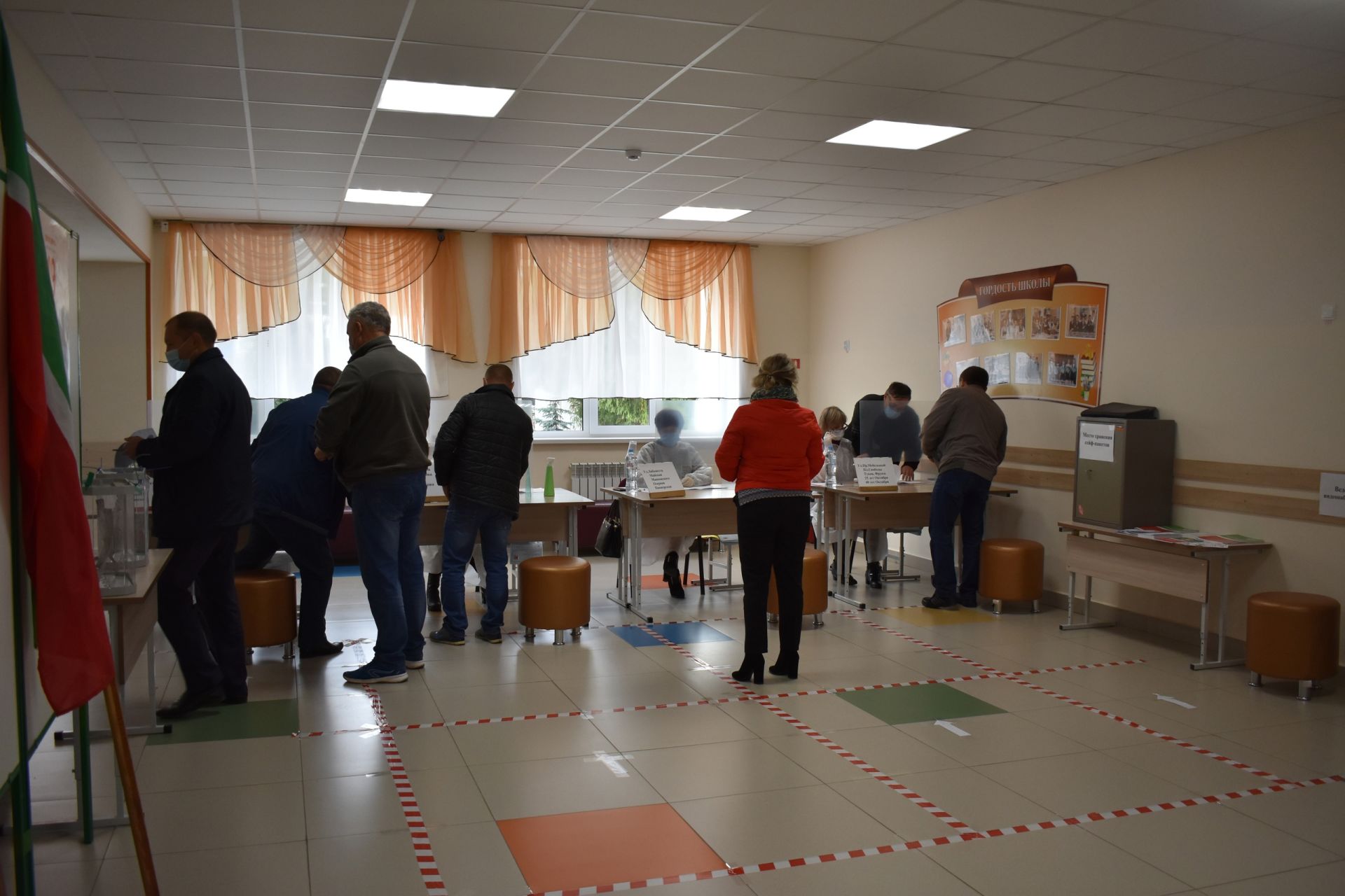 На избирательном участке № 2590, расположенном в Тетюшской школе №1, многолюдно