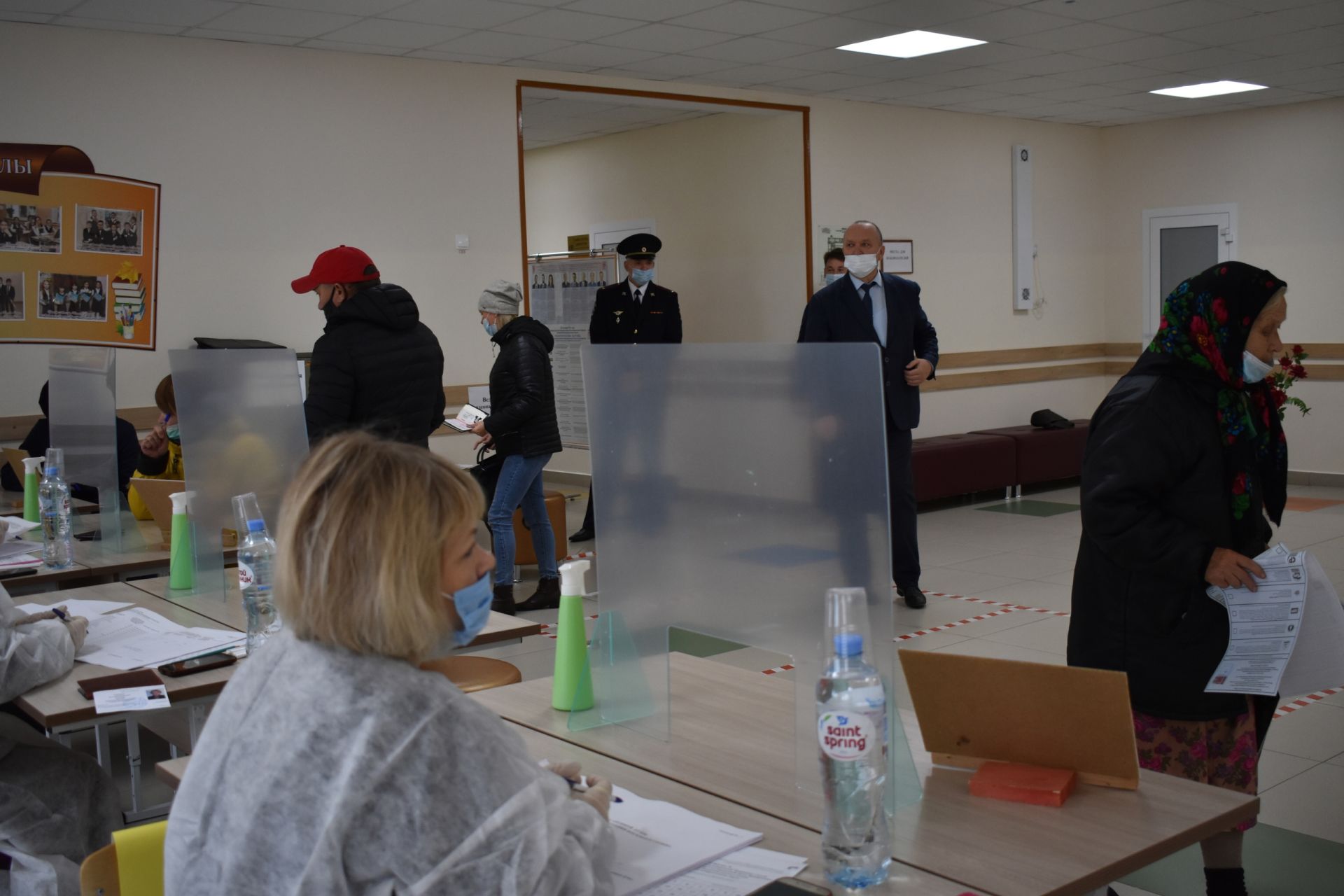 Первым на избирательный участок № 2590 пришел горожанин Сергей Кузнецов