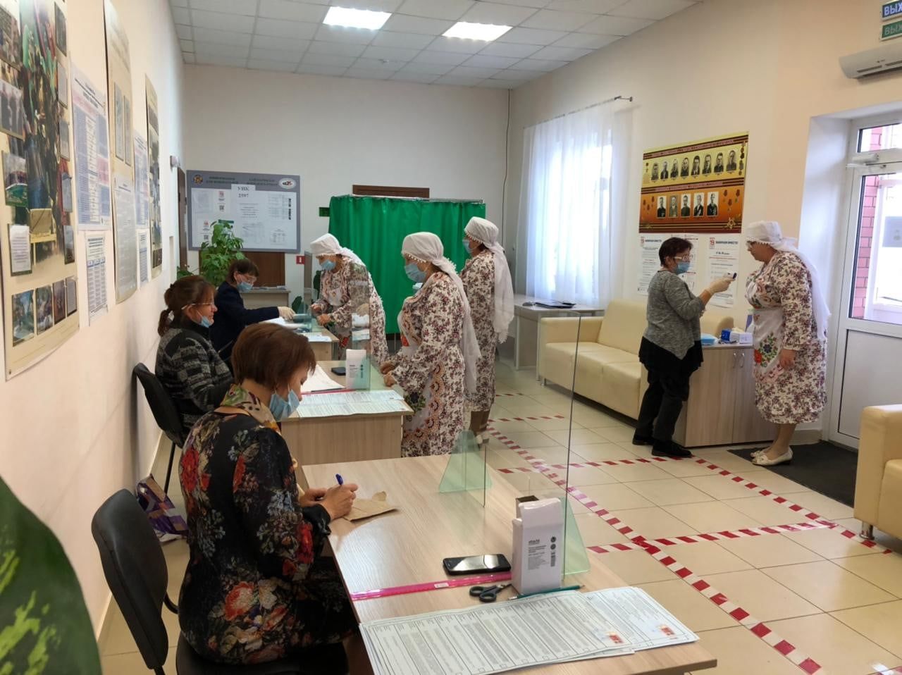 Фольклорный коллектив «Шатлык» из села Утямышево на выборы пришли в национальных костюмах