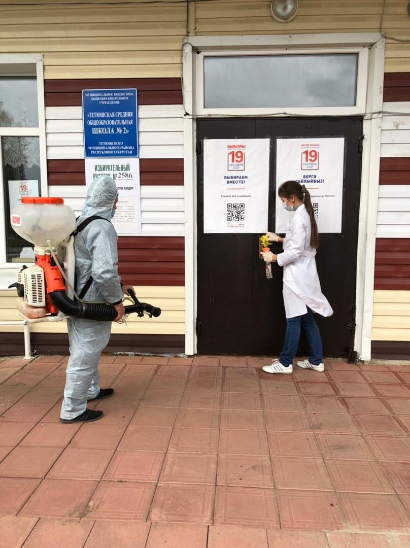 Сотрудники ветслужбы Тетюшского  района проводят дезинфекцию избирательных участков